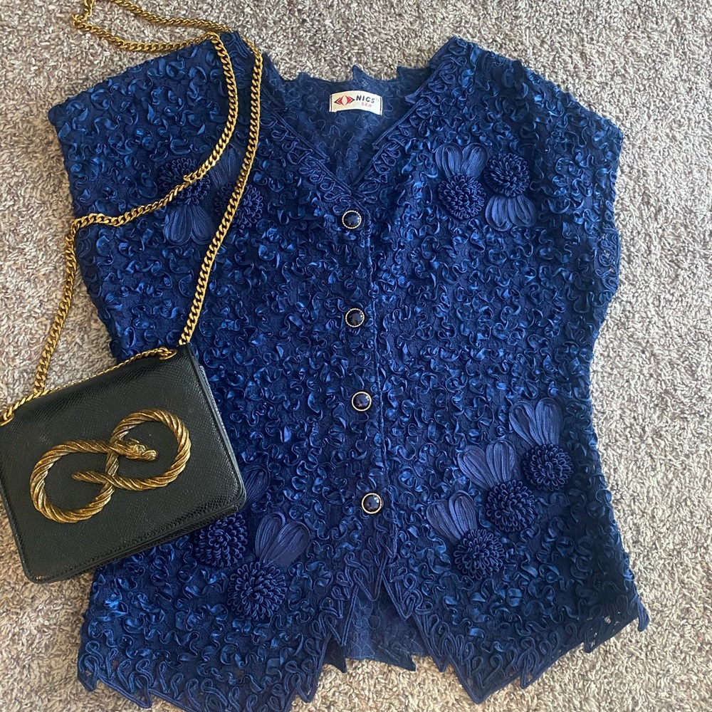 Chic Vintage Top!